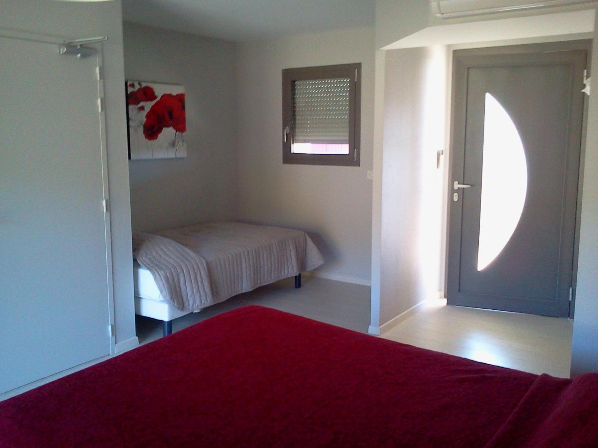 Logis Hotels - Hotel Et Restaurant Le Relais Des Garrigues Grisolles  Экстерьер фото